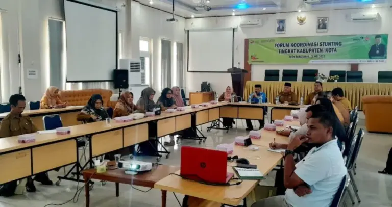 Kepala BKKBN Aceh, Sahidal Kastri saat memaparkan tentang penurunan angka stunting di Abdya