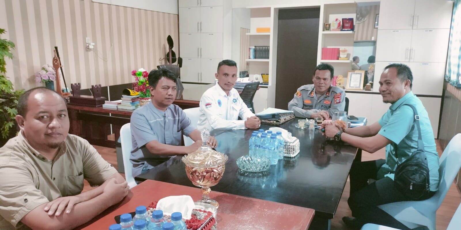 Kepala Balai Adhyaksa Pintu Hijrah Aceh Selatan, Adi Dermawan bersama Kapolres dan Polres Aceh Singkil. Foto: Dok. anteroaceh.com