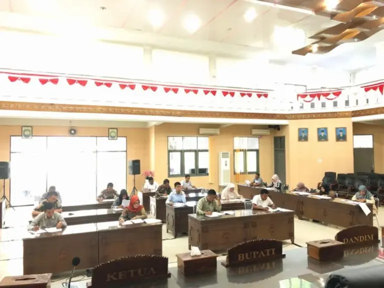 Para peserta calon anggota KIP Abdya ikut tes ujian tulis