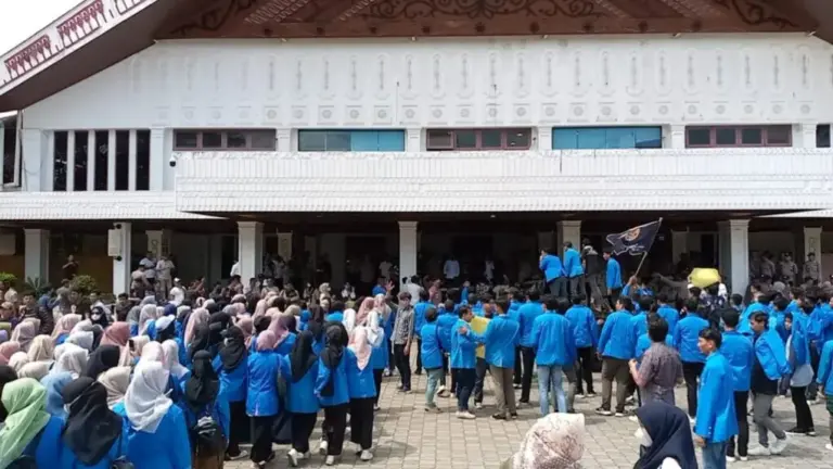 Mahasiswa UIN Ar-Raniry melakukan aksi unjuk rasa di depan Kantor DPRA