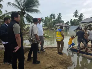 Foto saat melintasi perkampungan di Gampong Kuala Cangkoi kecamatan Lapang kab, Acèh Utara.selasa 9 /12/2025