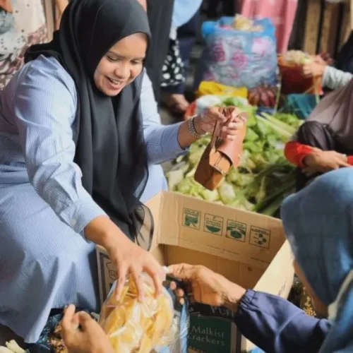 Foto:  Penjabat Ketua Tim Penggerak Pemberdayaan dan Kesejahteraan Keluarga (TP-PKK)  Aceh, Mellani Subarni  berbelanja kebutahan meugang dan lebaran