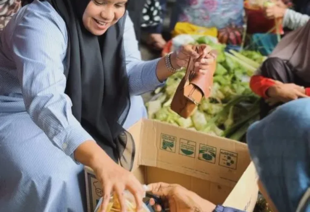 Foto:  Penjabat Ketua Tim Penggerak Pemberdayaan dan Kesejahteraan Keluarga (TP-PKK)  Aceh, Mellani Subarni  berbelanja kebutahan meugang dan lebaran