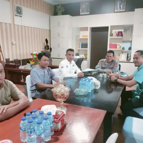 Kepala Balai Adhyaksa Pintu Hijrah Aceh Selatan, Adi Dermawan bersama Kapolres dan Polres Aceh Singkil. Foto: Dok. anteroaceh.com