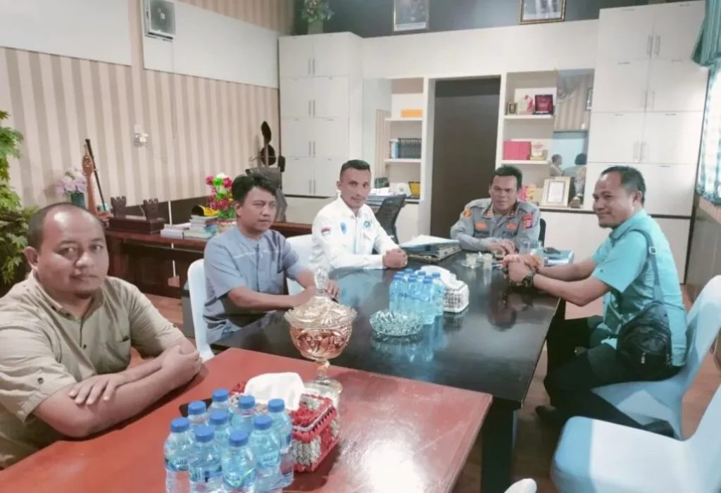 Kepala Balai Adhyaksa Pintu Hijrah Aceh Selatan, Adi Dermawan bersama Kapolres dan Polres Aceh Singkil. Foto: Dok. anteroaceh.com