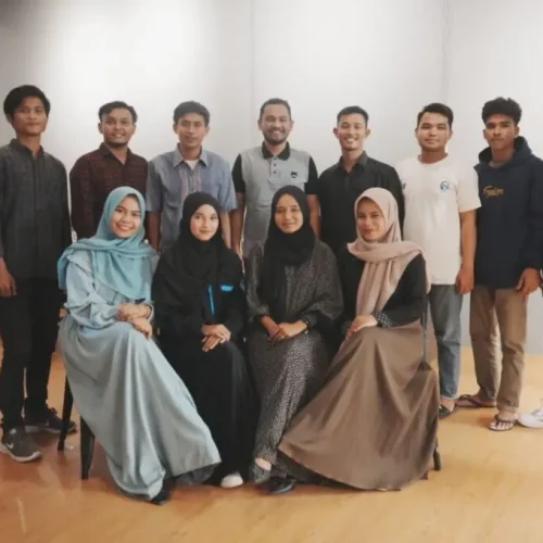 Jamaluddin Idham berfoto bersama dengan mahasiswa organisasi HMI cabang Meulaboh, Aceh Barat (Foto : Ist)