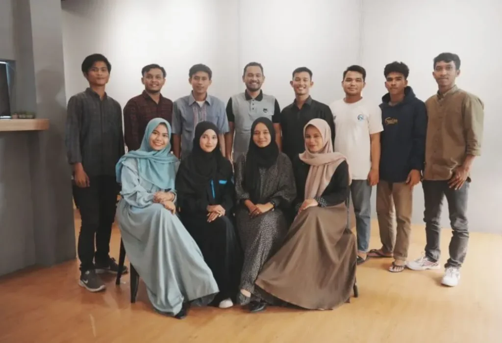 Jamaluddin Idham berfoto bersama dengan mahasiswa organisasi HMI cabang Meulaboh, Aceh Barat (Foto : Ist)