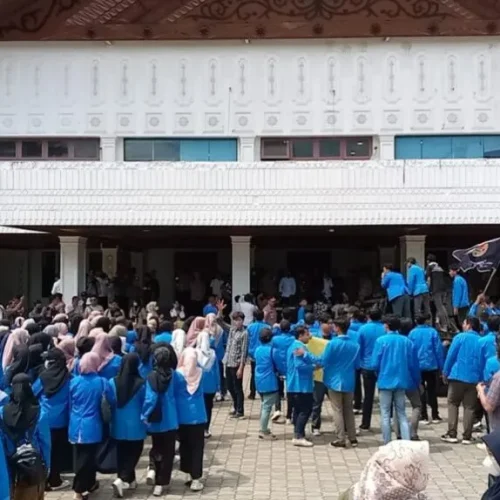 Mahasiswa UIN Ar-Raniry melakukan aksi unjuk rasa di depan Kantor DPRA