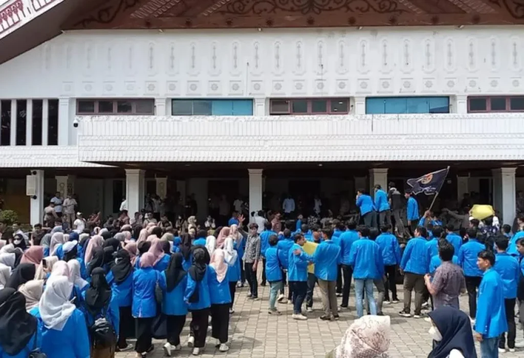 Mahasiswa UIN Ar-Raniry melakukan aksi unjuk rasa di depan Kantor DPRA