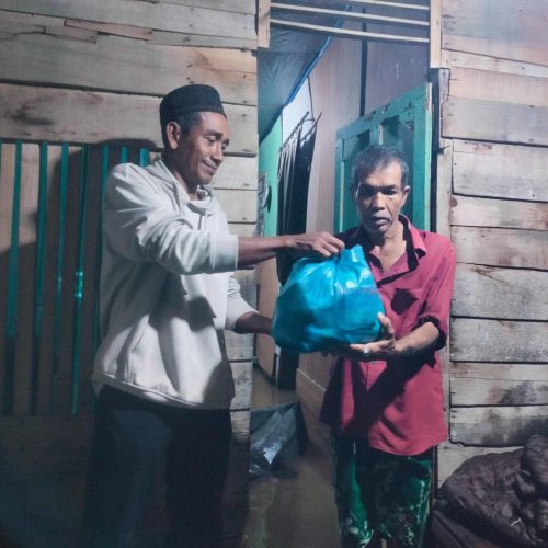 Foto: Penyerahan Bahan Pokok Kepada warga terdampak banjir