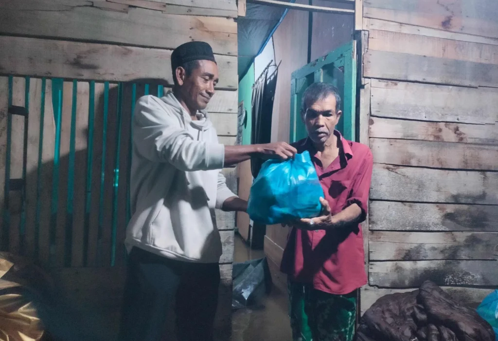 Foto: Penyerahan Bahan Pokok Kepada warga terdampak banjir