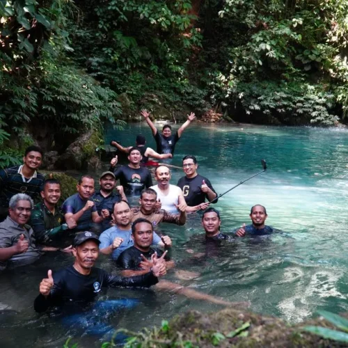 Foto: Pj Bupati Aceh Utara, Mahyuzar mengabadikan foto di kolam Telaga Biru, sabtu 27/7/2024