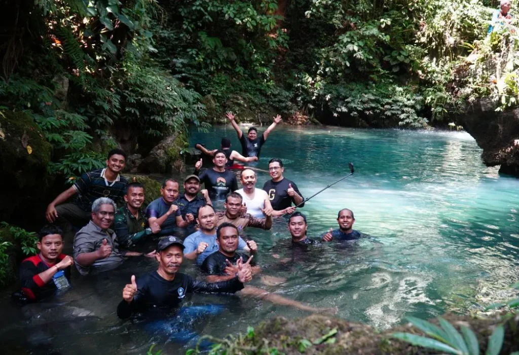 Foto: Pj Bupati Aceh Utara, Mahyuzar mengabadikan foto di kolam Telaga Biru, sabtu 27/7/2024