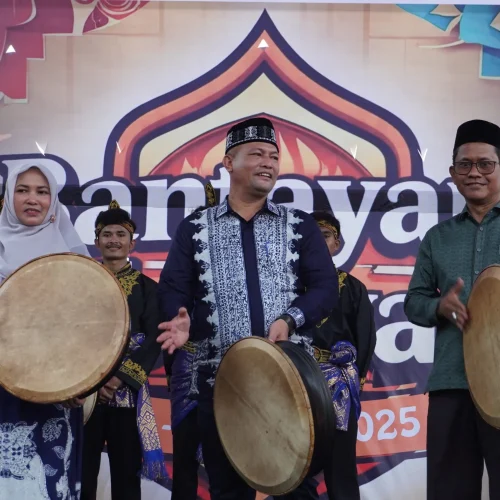 Foto: Bupati Aceh Utara, Ayahwa Menabuh Rapi Pase