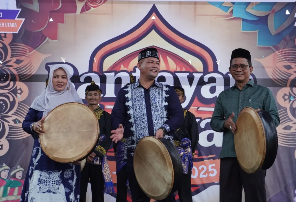 Foto: Bupati Aceh Utara, Ayahwa Menabuh Rapi Pase