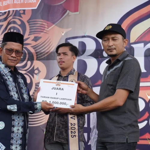 Foto: Kepala Disporapar Aceh Utara, M. Nasir, S.STP menyerakan tropi dan uang pembinaan kepada para pemenang