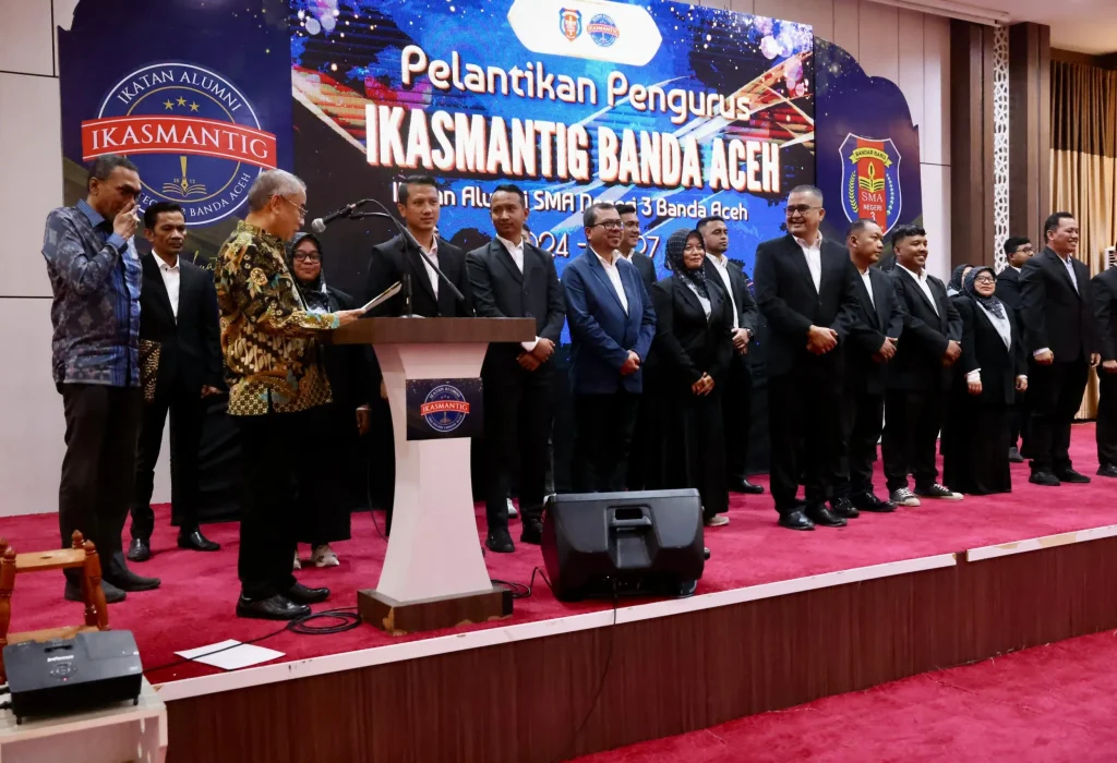 Foto: Penjabat Gubernur Aceh, Dr. H. Safrizal ZA, M.Si, menghadiri sekaligus memberi sambutan pada Pelantikan dan Rapat Kerja Pengurus Ikatan SMA Negeri 3 (IKASMANTIK) Banda Aceh, di Aula Dinas Pendidikan Aceh, Sabtu, 4/1/2024