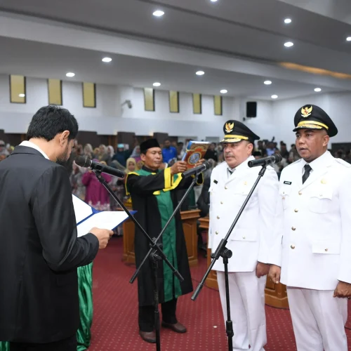 Foto: Gubernur Aceh Muzakir Manaf, mengambil sumpah jabatan dan melantik DR. Teuku Raja Keumangan S.H. M.H sebagai Bupati Nagan Raya, Raja Sayang, sebagai Wakil Bupati Nagan Raya periode 2025-2030, pada Rapat Paripurna DPRK Nagan Raya , di Gedung DPRK Nagan Raya, Rabu, 19/2/2025