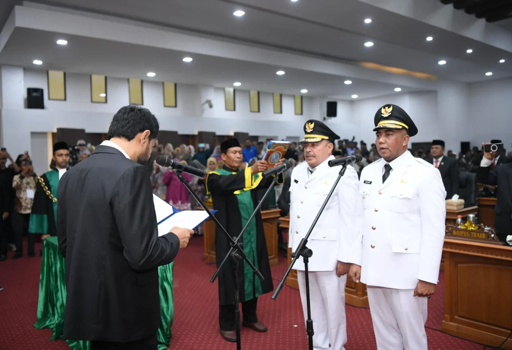 Foto: Gubernur Aceh Muzakir Manaf, mengambil sumpah jabatan dan melantik DR. Teuku Raja Keumangan S.H. M.H sebagai Bupati Nagan Raya, Raja Sayang, sebagai Wakil Bupati Nagan Raya periode 2025-2030, pada Rapat Paripurna DPRK Nagan Raya , di Gedung DPRK Nagan Raya, Rabu, 19/2/2025