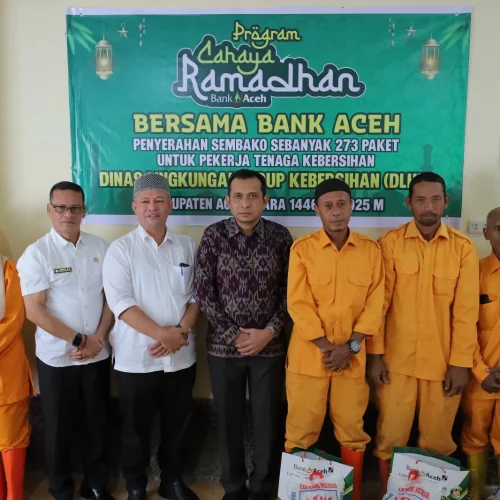 Foto: Bupati Aceh Utara H Ismail A jalil berfoto bersama Petugas kebersihan usai menyerahkan paket sembako