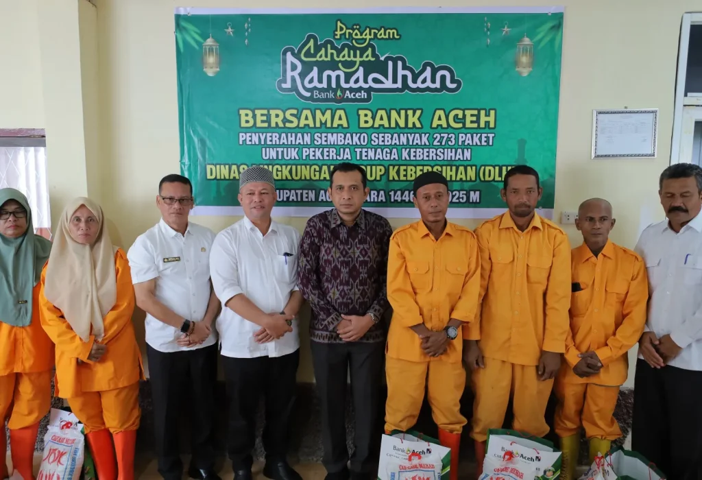 Foto: Bupati Aceh Utara H Ismail A jalil berfoto bersama Petugas kebersihan usai menyerahkan paket sembako