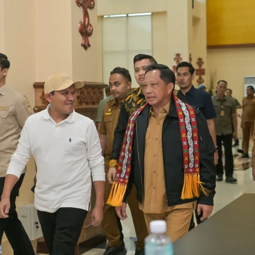 Foto: Wakil Gubernur Aceh, H. Fadhlullah SE, menyambut kedatangan Menteri Dalam Negeri Republik Indonesia, Muhammad Tito Karnavian, di Bandara Internasional Sultan Iskandar Muda (SIM), Aceh Besar, Selasa (11/11).