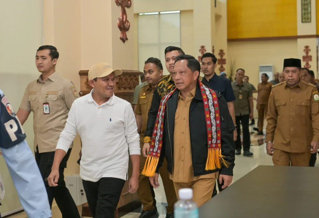 Foto: Wakil Gubernur Aceh, H. Fadhlullah SE, menyambut kedatangan Menteri Dalam Negeri Republik Indonesia, Muhammad Tito Karnavian, di Bandara Internasional Sultan Iskandar Muda (SIM), Aceh Besar, Selasa (11/11).