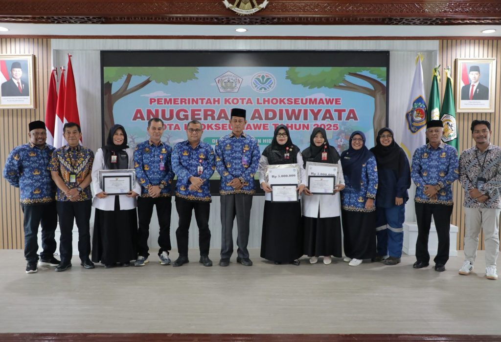 Foto: Plh. Kepala Dinas Lingkungan Hidup Kota Lhokseumawe, Muhammad Nasir, SH.I, berfito bersama penerima Sekolah Adiwiyata Kota Lhokseumawe Tahun 2025