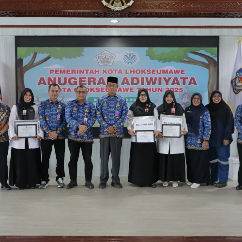 Foto: Plh. Kepala Dinas Lingkungan Hidup Kota Lhokseumawe, Muhammad Nasir, SH.I, berfito bersama penerima Sekolah Adiwiyata Kota Lhokseumawe Tahun 2025