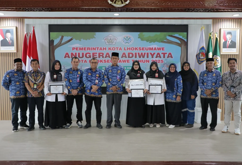 Foto: Plh. Kepala Dinas Lingkungan Hidup Kota Lhokseumawe, Muhammad Nasir, SH.I, berfito bersama penerima Sekolah Adiwiyata Kota Lhokseumawe Tahun 2025
