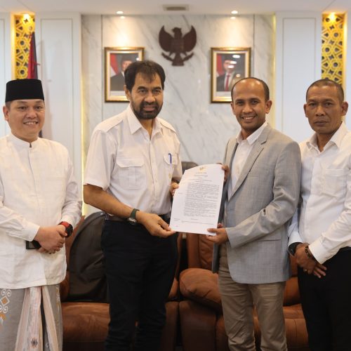 Foto: Gubernur Aceh, Muzakir Manaf menyerahkan surat penugasan Juru Bicara Pemerintah Aceh kepada Muhammad MTA, di Ruang Kerja Ketua DPRA, Jum'at, 14 Nov 2025