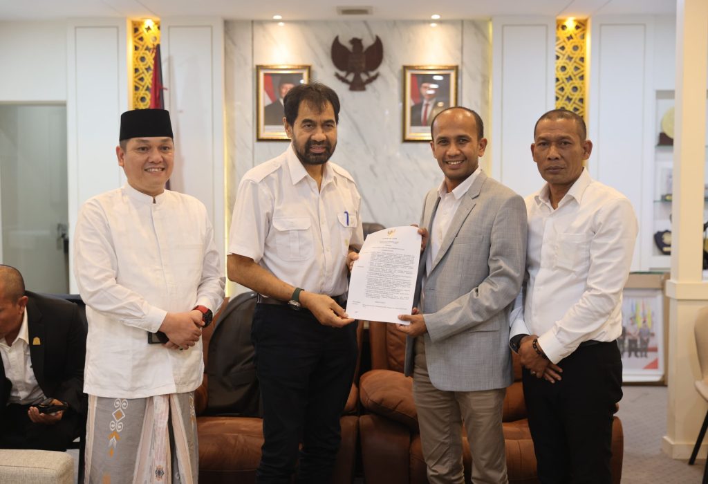 Foto: Gubernur Aceh, Muzakir Manaf menyerahkan surat penugasan Juru Bicara Pemerintah Aceh kepada Muhammad MTA, di Ruang Kerja Ketua DPRA, Jum'at, 14 Nov 2025