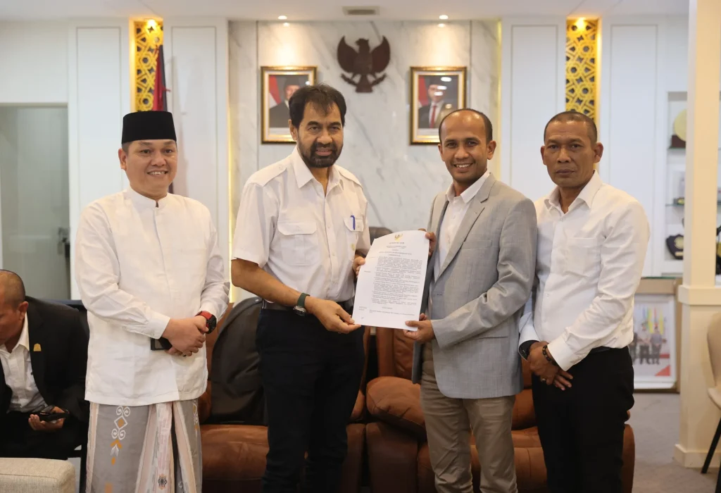 Foto: Gubernur Aceh, Muzakir Manaf menyerahkan surat penugasan Juru Bicara Pemerintah Aceh kepada Muhammad MTA, di Ruang Kerja Ketua DPRA, Jum'at, 14 Nov 2025