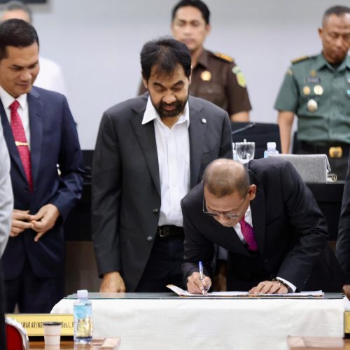 Foto: Gubernur Aceh, Muzakir Manaf, didampingi Sekretaris Daerah Aceh, M. Nasir, S.IP., MPA., bersama Pimpinan DPRA menandatangani Berita Acara Persetujuan Bersama terhadap KUA dan PPAS Aceh Tahun Anggaran 2026, di Ruang Serbaguna DPR Aceh, Jumat (14/11/2025).