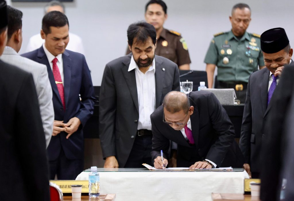 Foto: Gubernur Aceh, Muzakir Manaf, didampingi Sekretaris Daerah Aceh, M. Nasir, S.IP., MPA., bersama Pimpinan DPRA menandatangani Berita Acara Persetujuan Bersama terhadap KUA dan PPAS Aceh Tahun Anggaran 2026, di Ruang Serbaguna DPR Aceh, Jumat (14/11/2025).