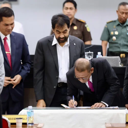Foto: Gubernur Aceh, Muzakir Manaf, didampingi Sekretaris Daerah Aceh, M. Nasir, S.IP., MPA., bersama Pimpinan DPRA menandatangani Berita Acara Persetujuan Bersama terhadap KUA dan PPAS Aceh Tahun Anggaran 2026, di Ruang Serbaguna DPR Aceh, Jumat (14/11/2025).