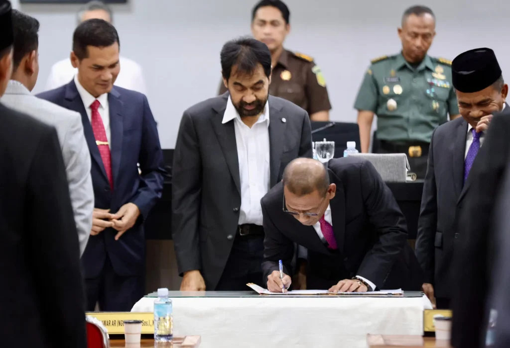 Foto: Gubernur Aceh, Muzakir Manaf, didampingi Sekretaris Daerah Aceh, M. Nasir, S.IP., MPA., bersama Pimpinan DPRA menandatangani Berita Acara Persetujuan Bersama terhadap KUA dan PPAS Aceh Tahun Anggaran 2026, di Ruang Serbaguna DPR Aceh, Jumat (14/11/2025).