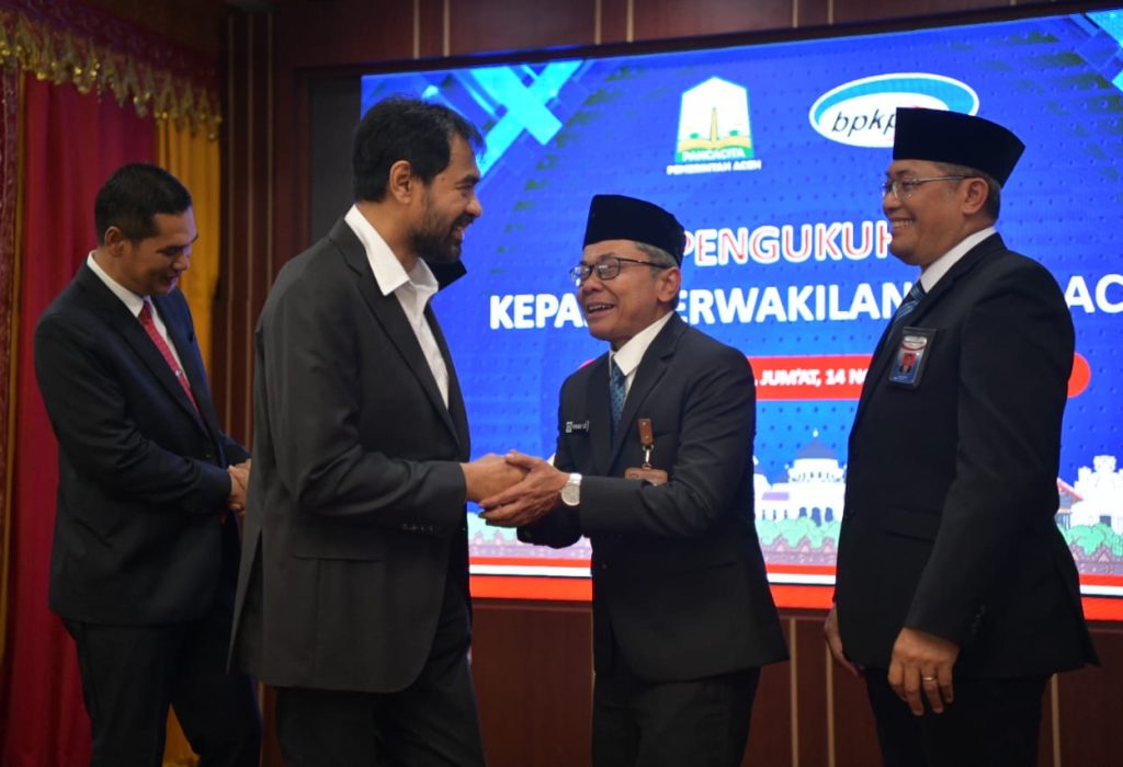 Foto: Gubernur Aceh Muzakir Manaf resmi mengukuhkan Nanang Agus Sutrisno sebagai Kepala Perwakilan Badan Pengawasan Keuangan dan Pembangunan (BPKP) Aceh dalam sebuah prosesi sederhana di Restoran Pendopo Gubernur Aceh