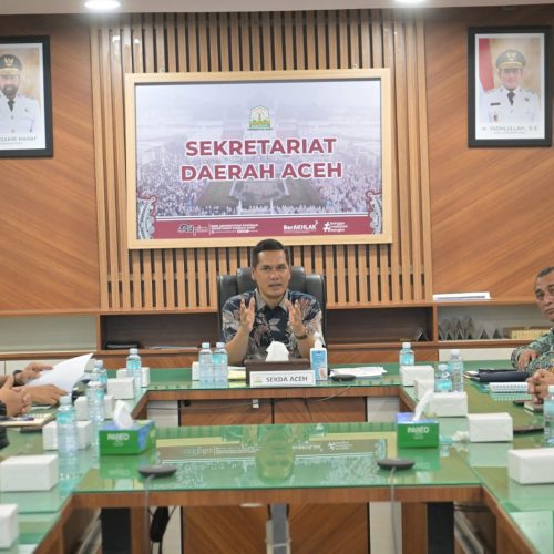 Foto: Sekda Aceh, M. Nasir, memimpin rapat Rencana Operasional Angkutan Laut Luar Negeri Lintasan Krueng Geukueh - Penang, di Ruang Rapat Sekda, Kamis 13/11. Hadir dalam rapat itu Kadishub Aceh, Kadisperindag, Karo Pembangunan, Pimpinan PEMA, serta pihak ASDP Calang, Singkil dan Banda Aceh.