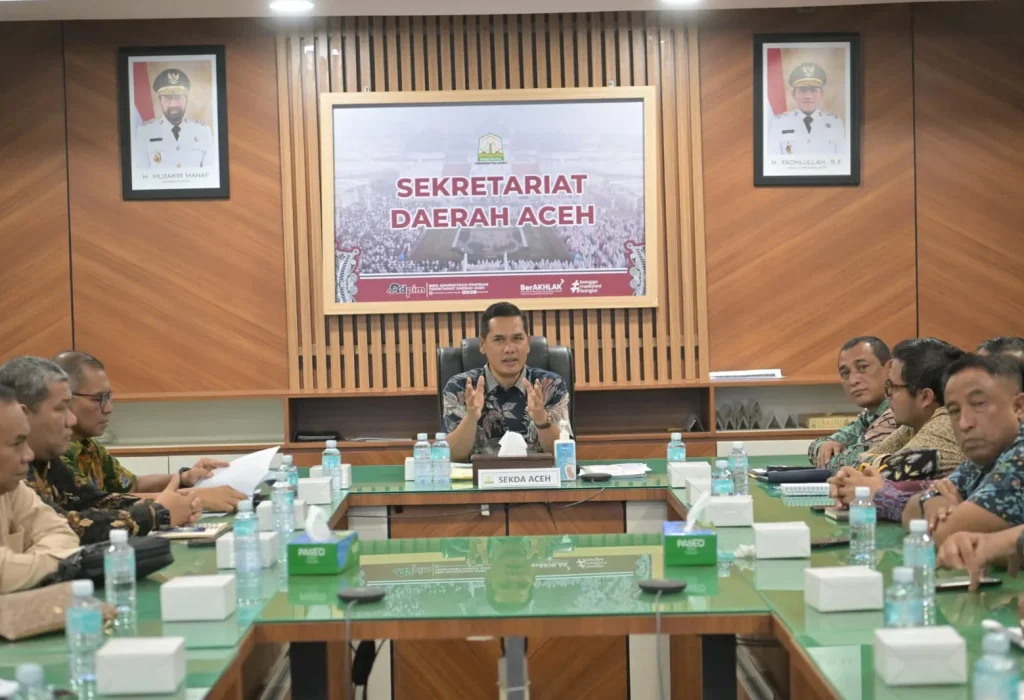 Foto: Sekda Aceh, M. Nasir, memimpin rapat Rencana Operasional Angkutan Laut Luar Negeri Lintasan Krueng Geukueh - Penang, di Ruang Rapat Sekda, Kamis 13/11. Hadir dalam rapat itu Kadishub Aceh, Kadisperindag, Karo Pembangunan, Pimpinan PEMA, serta pihak ASDP Calang, Singkil dan Banda Aceh.
