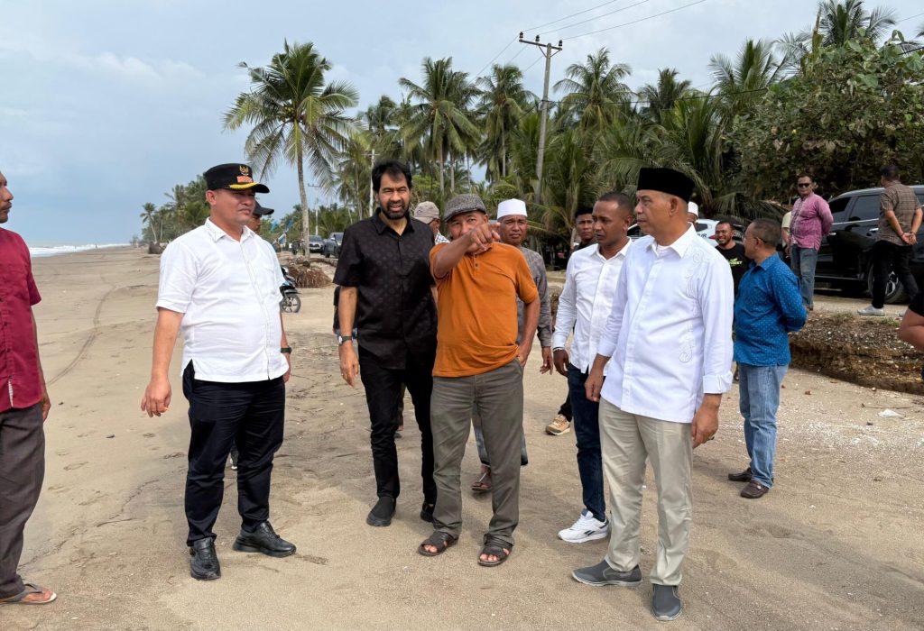 Foto: Gubernur Aceh didampingi Bupati Aceh utara meninjau kawasan pantai Gampong Lhok Pu’uk, Kecamatan Seunuddon, pada Minggu 16 November 2025
