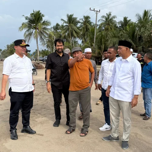 Foto: Gubernur Aceh didampingi Bupati Aceh utara meninjau kawasan pantai Gampong Lhok Pu’uk, Kecamatan Seunuddon, pada Minggu 16 November 2025