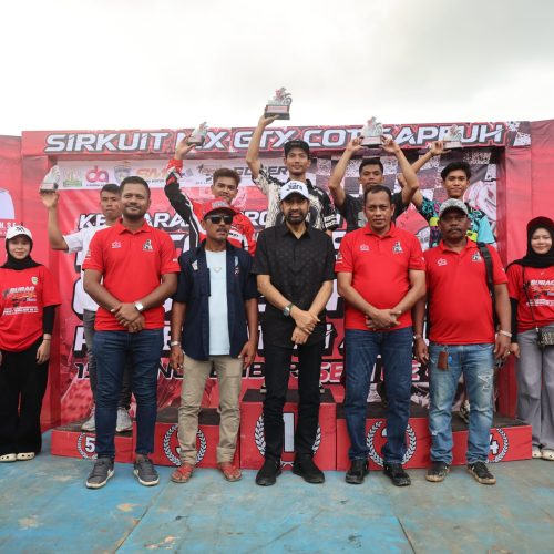 Foto: Gubernur Aceh Muzakir Manaf menutup Kejuaraan Provinsi Motocross Grasstrack Pemerintah Aceh Seri ke-4 di Sirkuit MX GTX Cot Gapeuh, Gampong Meuria Paloh, Kecamatan Muara Satu, Kota Lhokseumawe, Minggu (16/11/2025).