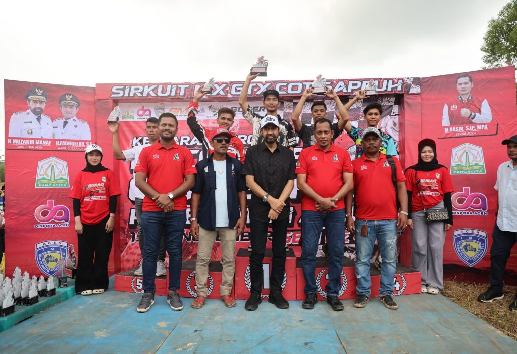 Foto: Gubernur Aceh Muzakir Manaf menutup Kejuaraan Provinsi Motocross Grasstrack Pemerintah Aceh Seri ke-4 di Sirkuit MX GTX Cot Gapeuh, Gampong Meuria Paloh, Kecamatan Muara Satu, Kota Lhokseumawe, Minggu (16/11/2025).