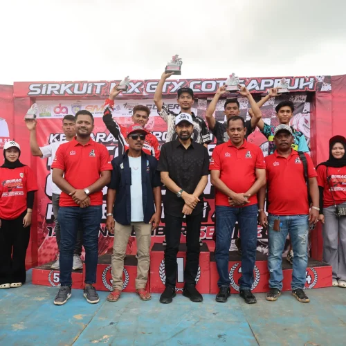Foto: Gubernur Aceh Muzakir Manaf menutup Kejuaraan Provinsi Motocross Grasstrack Pemerintah Aceh Seri ke-4 di Sirkuit MX GTX Cot Gapeuh, Gampong Meuria Paloh, Kecamatan Muara Satu, Kota Lhokseumawe, Minggu (16/11/2025).