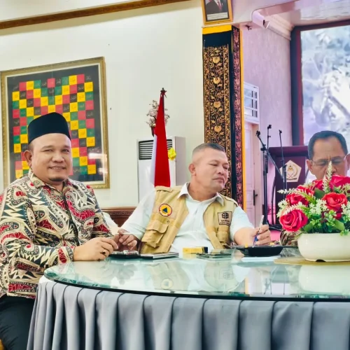 Foto: Bupati Aceh Utara H. Ismail A Jalil, MM (Ayah Wa) didampingi Kadis Kominsa, Khalidi dan Jubir Muntasir