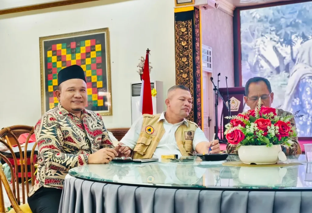 Foto: Bupati Aceh Utara H. Ismail A Jalil, MM (Ayah Wa) didampingi Kadis Kominsa, Khalidi dan Jubir Muntasir