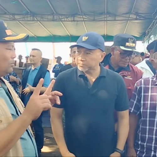 Foto: ‎Bupati Aceh Utara H Ismail A Jalil, SE, MM, yang akrab disapa Ayahwa, mendampingi Menteri Koordinator Bidang Pangan Zulkifli Hasan saat meninjau langsung korban bencana banjir bandang di Kecamatan Lapang, Sabtu, 13 Desember 2025