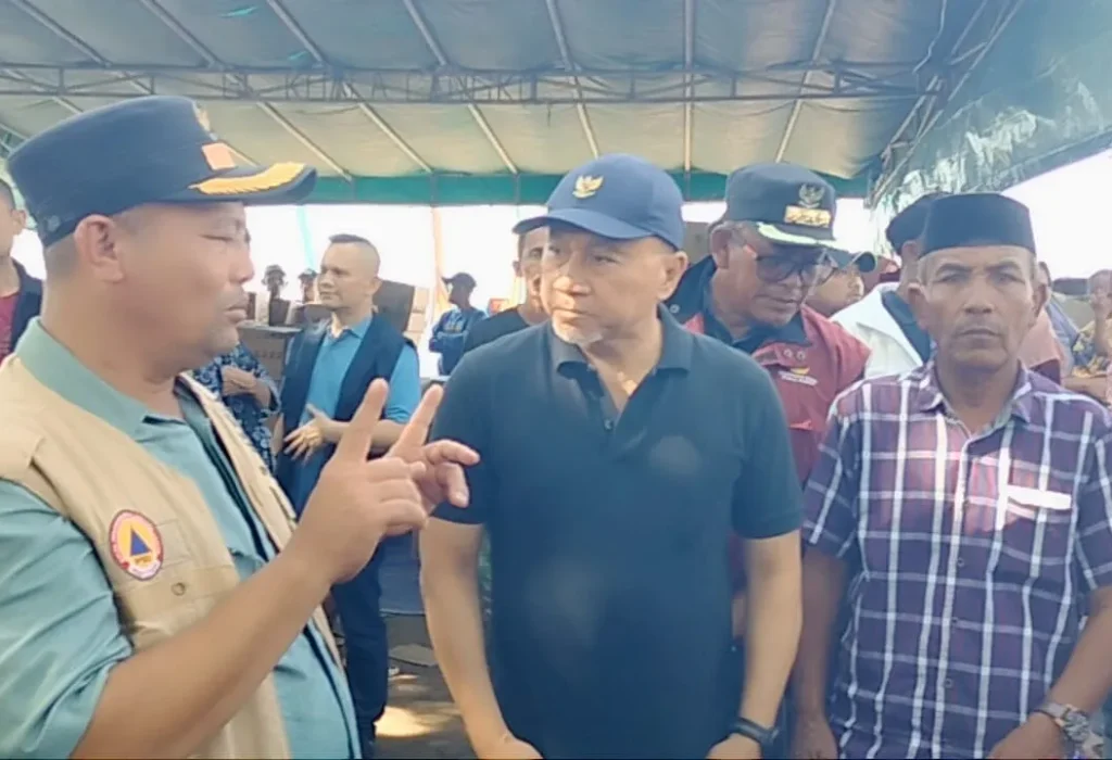 Foto: ‎Bupati Aceh Utara H Ismail A Jalil, SE, MM, yang akrab disapa Ayahwa, mendampingi Menteri Koordinator Bidang Pangan Zulkifli Hasan saat meninjau langsung korban bencana banjir bandang di Kecamatan Lapang, Sabtu, 13 Desember 2025