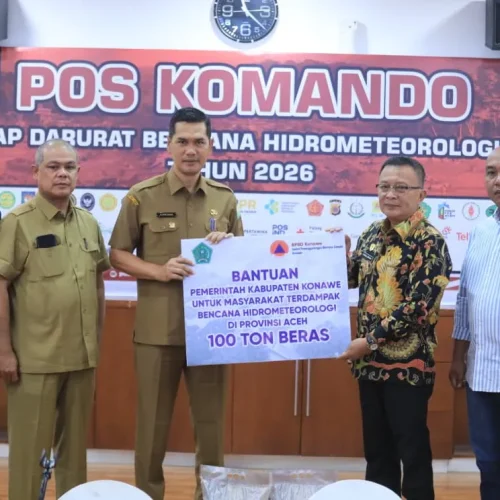 Foto: Sekda Aceh, M. Nasir, S.IP, MPA menerima silaturrahmi & Bantuan dari Kabupaten Konawe Provinsi Sulawesi Tenggara berupa 100 Ton Beras yang diserahkan langsung oleh Wakil Bupati Konawe Syamsul Ibrahim, di Posko Penanganan Bencana Aceh